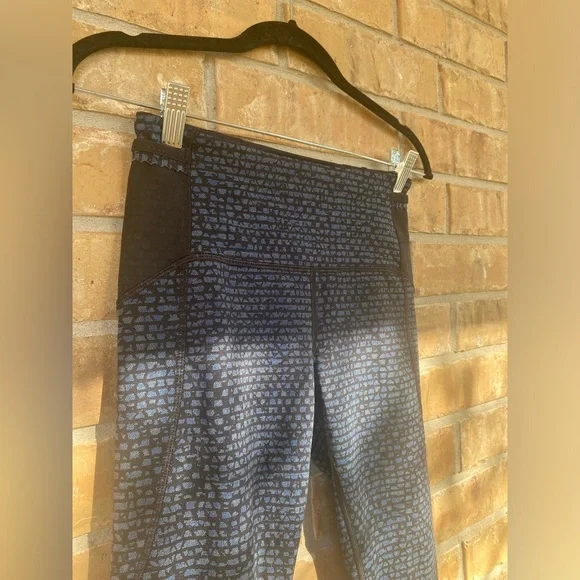 Lululemon Deep Breath Cropped Leggings, Size 4 - Picture 8 of 13